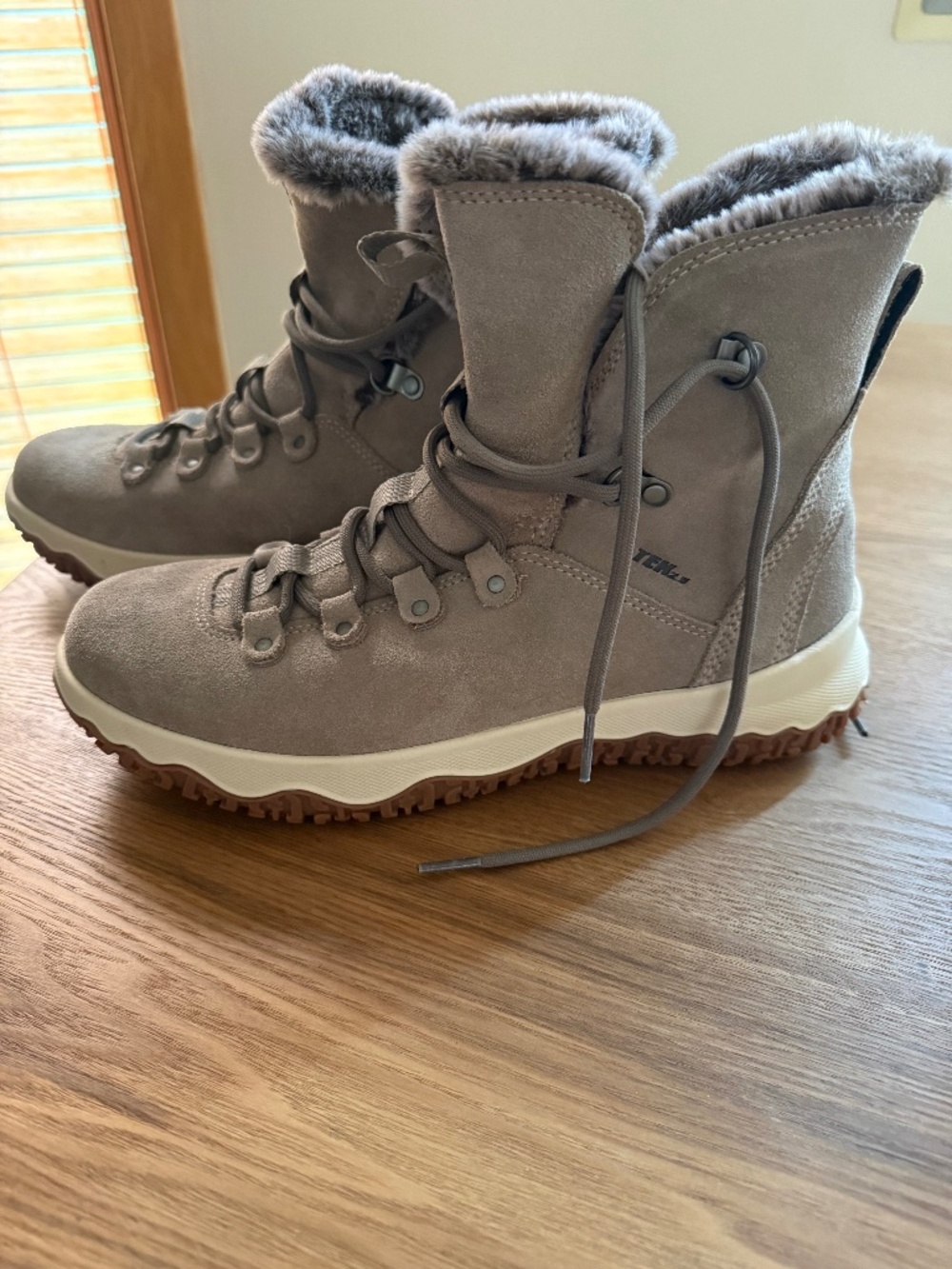 Woman's LL Bean Women's Day Insulated Boots, Size 10